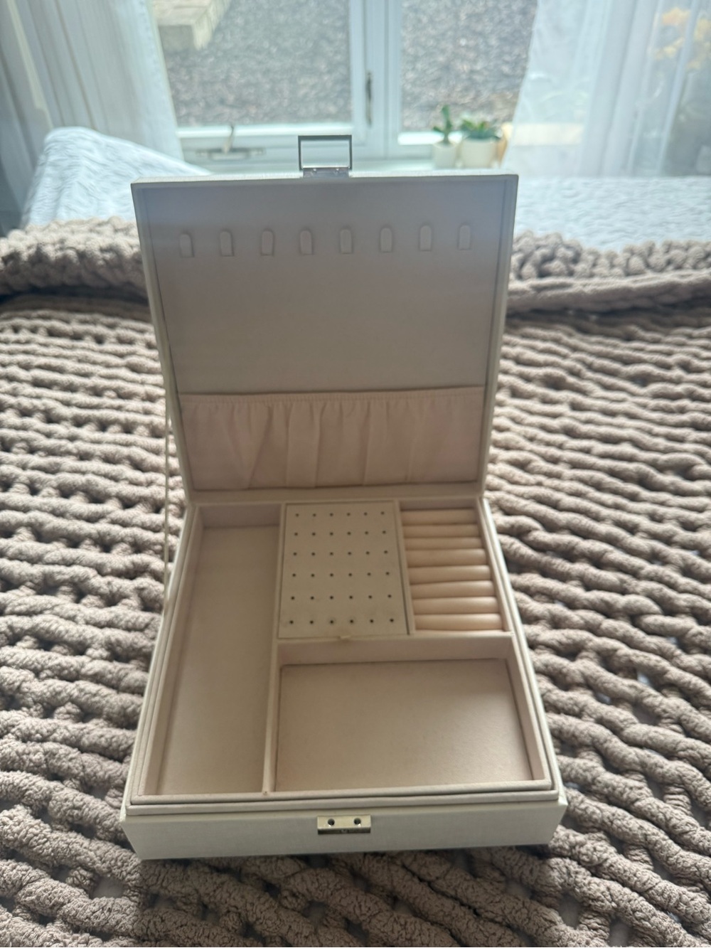 Jewelry Box Organizer Leather Case with Velvet lining White and Pink - Picture 2 of 7